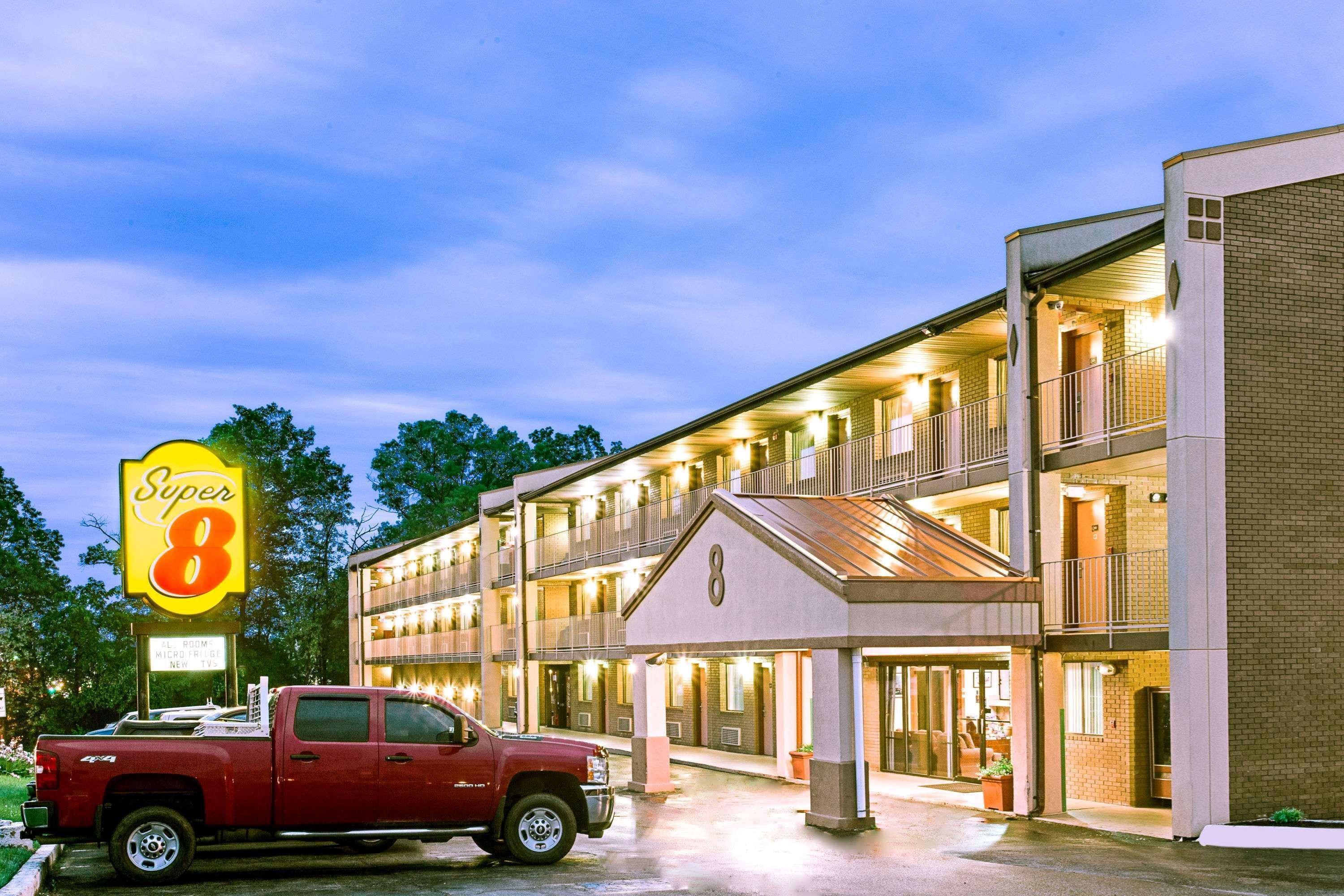 Super 8 by Wyndham Laurel Hotel Bagian luar foto